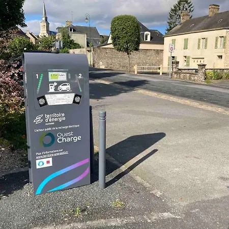 Mayenne Cote Cour : Maison Ancienne De Village