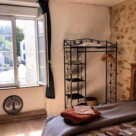 Mayenne Cote Cour : Maison Ancienne De Village * Juvigné