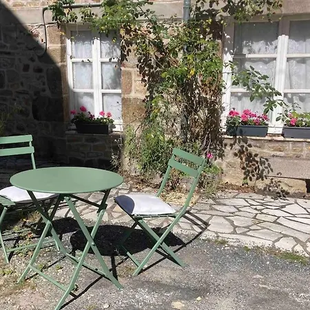 Mayenne Cote Cour : Maison Ancienne De Village Juvigné